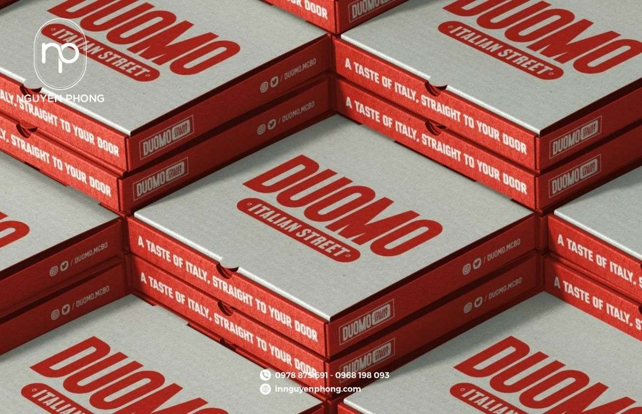 Thiết kế tên thương hiệu nổi bật in trên hộp pizza